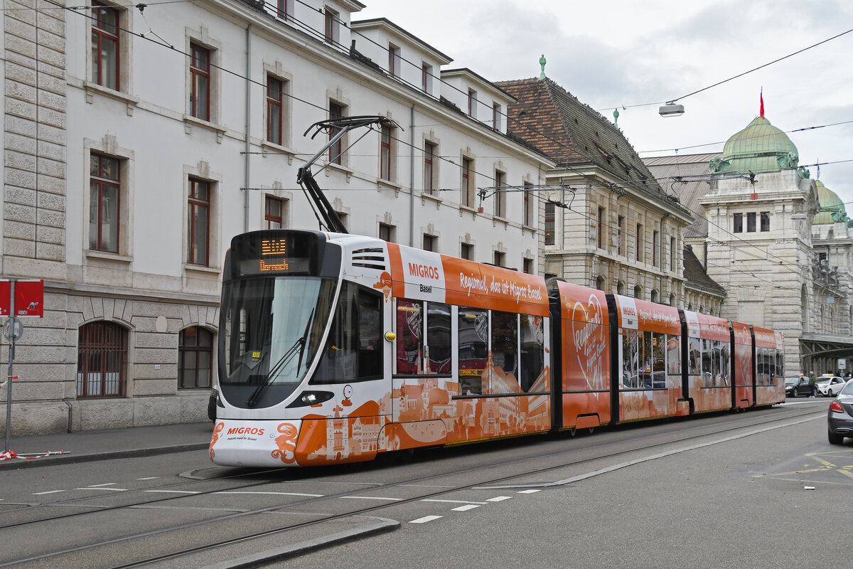 Be 6/10 Tango 177 mit der Migros Werbung, auf der Linie 10, fährt am 18.11.2024 zur Haltestelle Peter Merian. Aufnahme Basel.