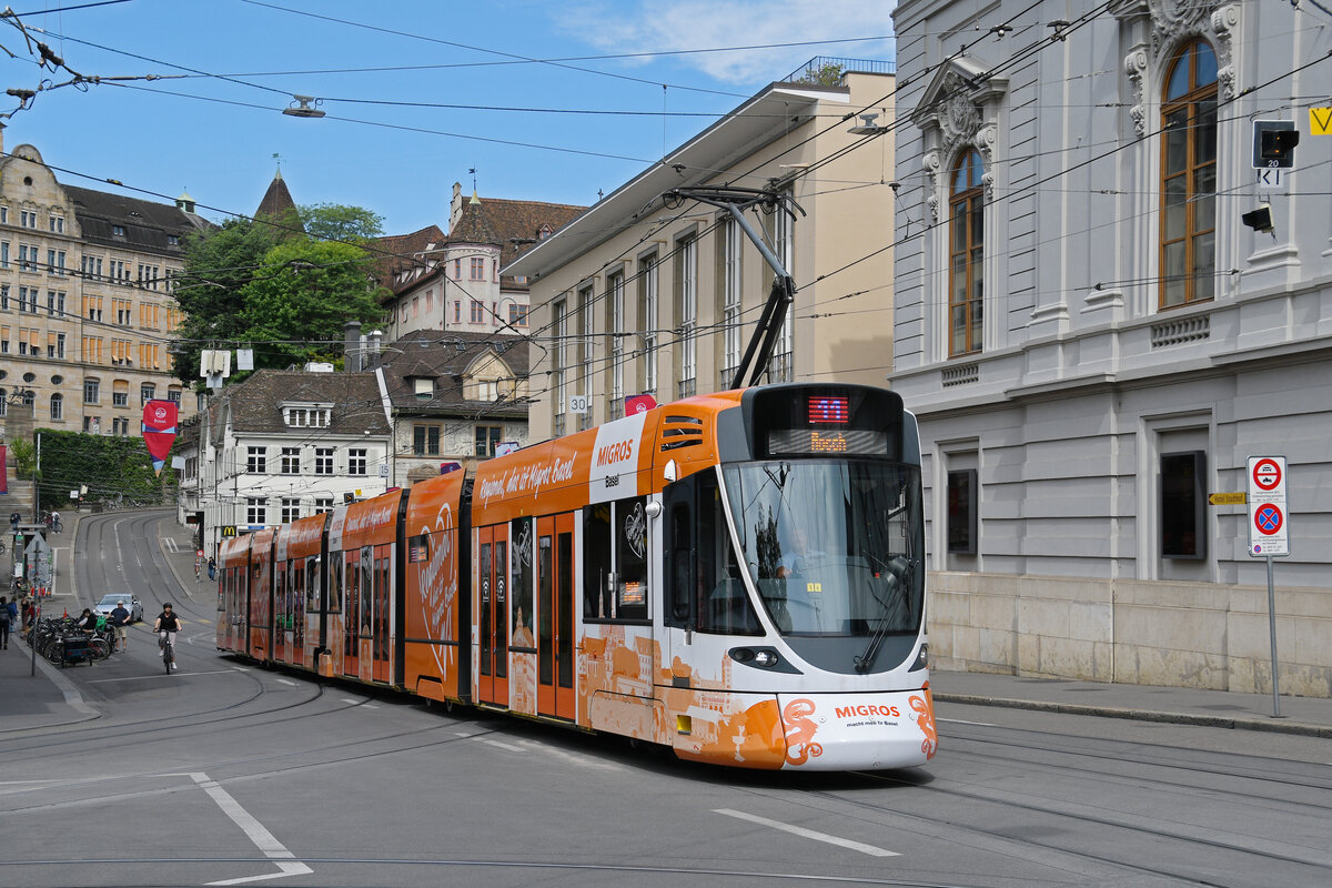 Be 6/10 Tango 177 mit der Migros Werbung, auf der Linie 11, fährt am 21.07.2025 den Steinenberg hoch zur Haltestelle Bankverein. Aufnahme Basel.