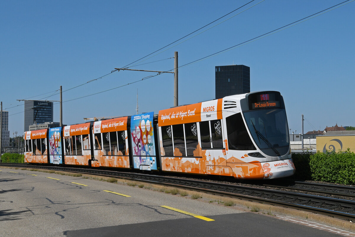 Be 6/10 Tango 177 mit der Migros Werbung, auf der Linie 11, fährt am 18.08.2025 zur Haltestelle Münchensteinerstrasse. Aufnahme Basel.
