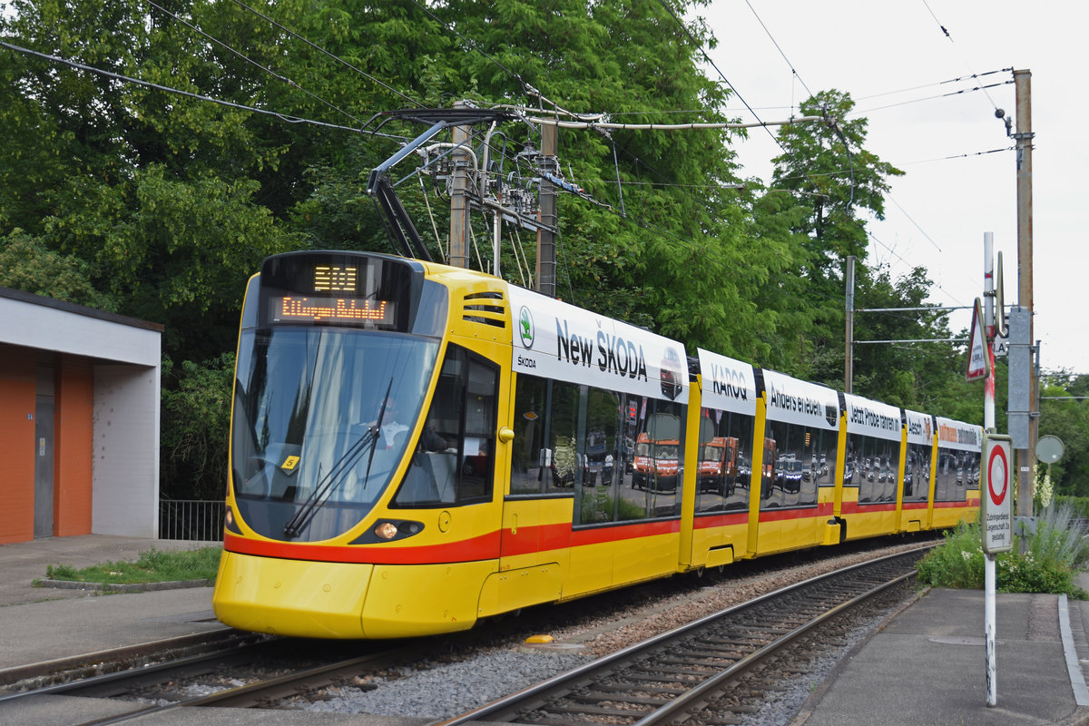 Be 6/10 Tango 178, auf der Linie 10, fährt zur Haltestelle Binningen Oberdorf. Die Aufnahme stammt vom 14.06.2018.