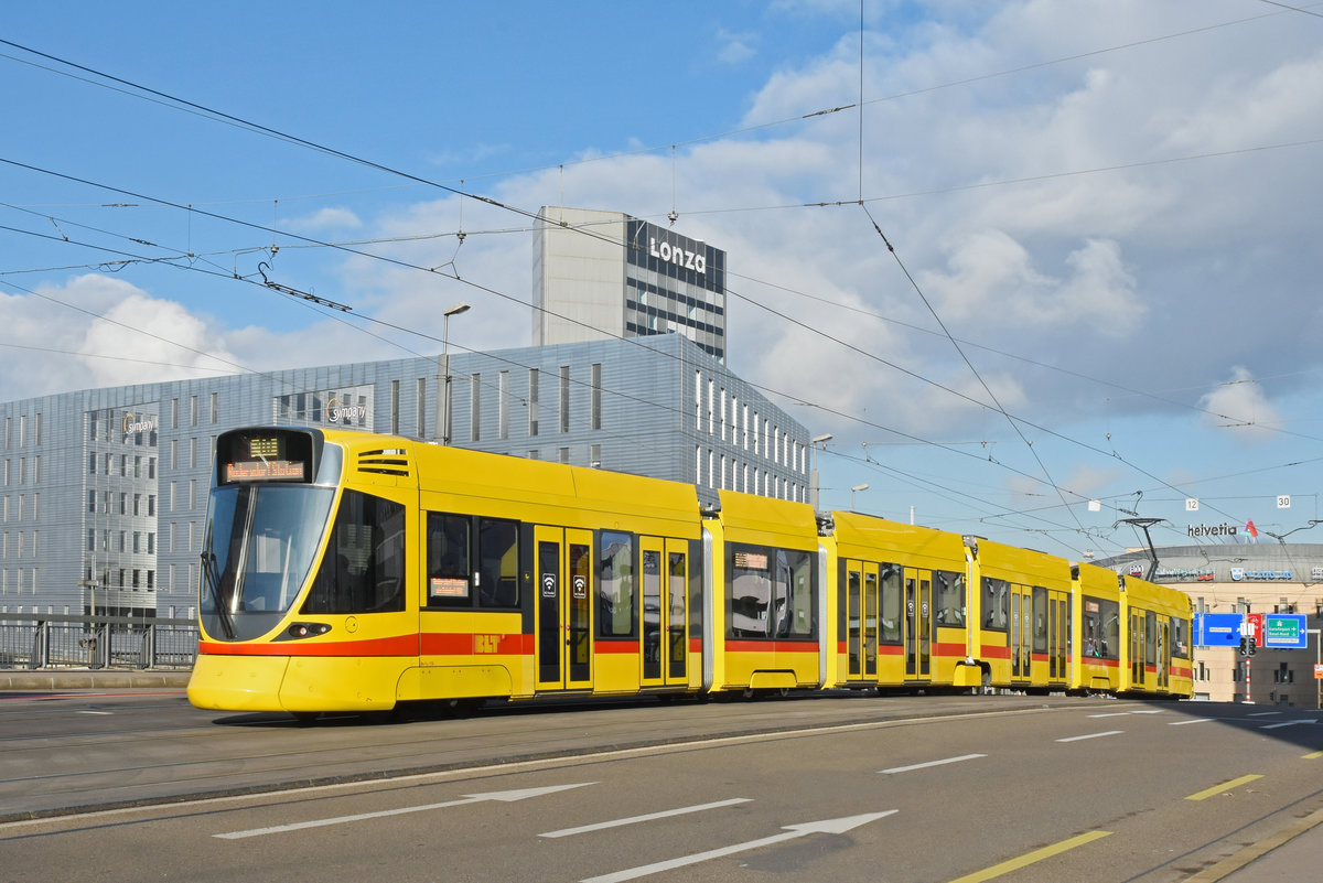 Be 6/10 Tango 178, auf der Linie 10, überquert die Münchensteinerbrücke. Die Aufnahme stammt vom 11.12.2018.