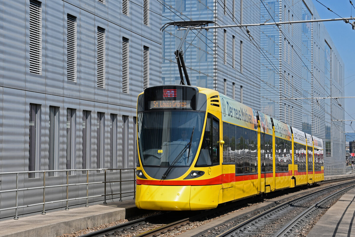 Be 6/10 Tango 178, auf der Linie 11, fährt am 02.06.2023 zur Haltestelle Peter Merian.