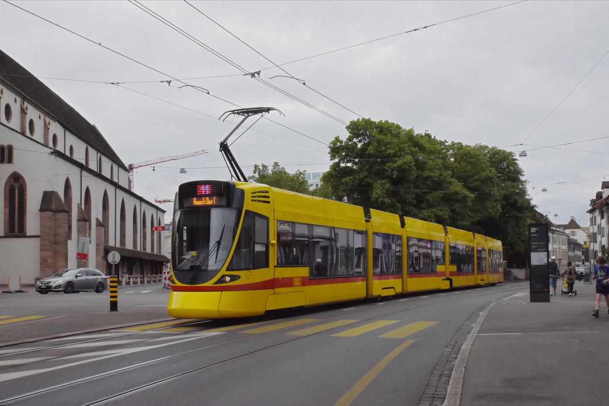 Be 6/10 Tango 179, auf der Linie 11, verlässt die Haltestelle Universitätsspital. Die Aufnahme stammt vom 02.05.2020.