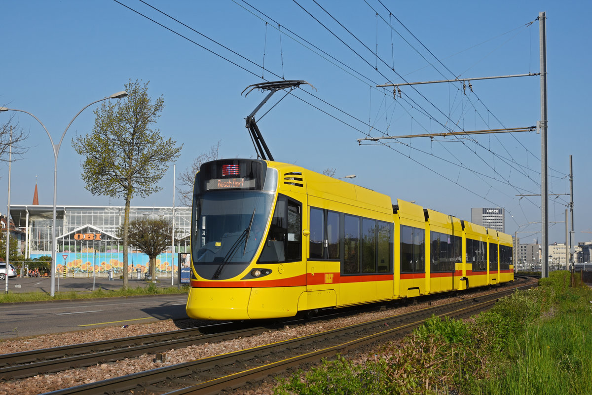 Be 6/10 Tango 179, auf der Linie 11, fährt zur Haltestelle M-Parc. Die Aufnahme stammt vom 09.04.2020.