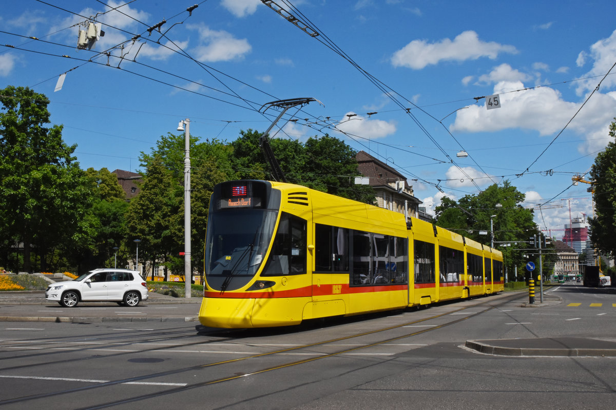 Be 6/10 Tango 179, auf der Linie 11, fährt zur Haltestelle am Bahnhof SBB. Die Aufnahme stammt vom 04.05.2020.