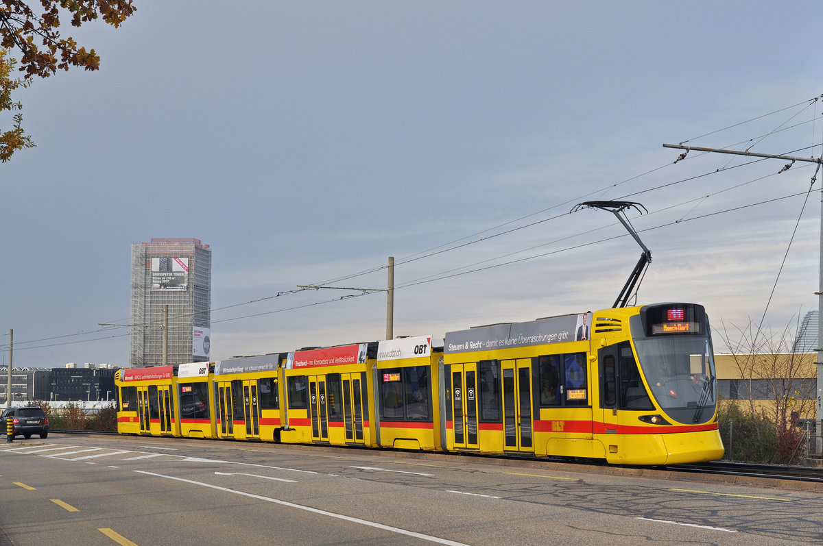 Be 6/10 Tango 179, auf der Linie 11, fährt zur Haltestelle M-Parc. Die Aufnahme stammt vom 13.11.2016.
