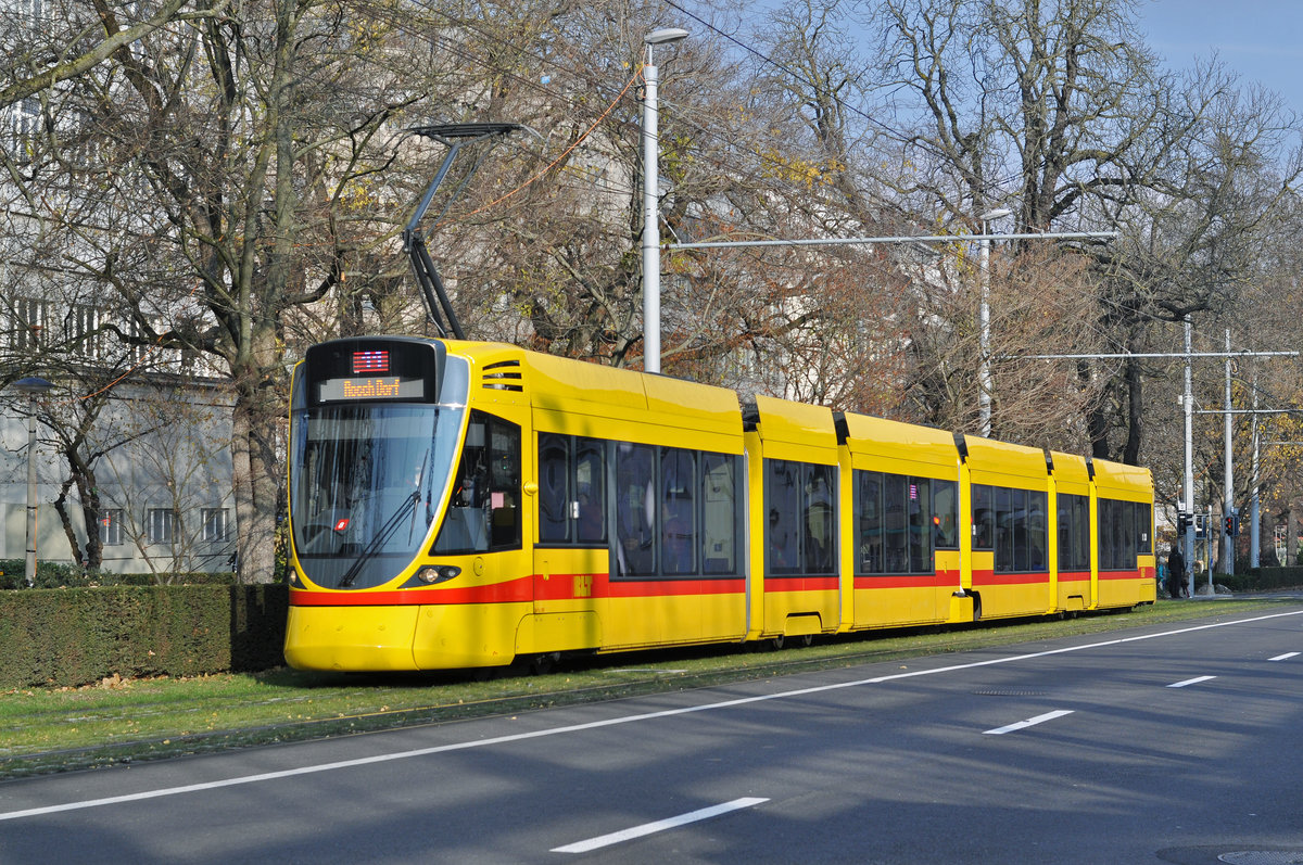 Be 6/10 Tango 180, auf der Linie 11, fährt zur Haltestelle am Bahnhof SBB. Die Aufnahme stammt vom 03.12.2017.