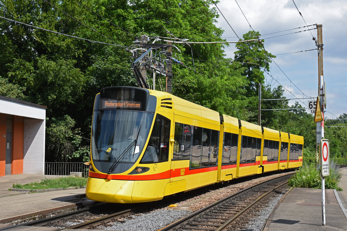 Be 6/10 Tango 180, auf der Linie 10, fährt zur Haltestelle Binningen Oberdorf. Die Aufnahme stammt vom 14.06.2018.