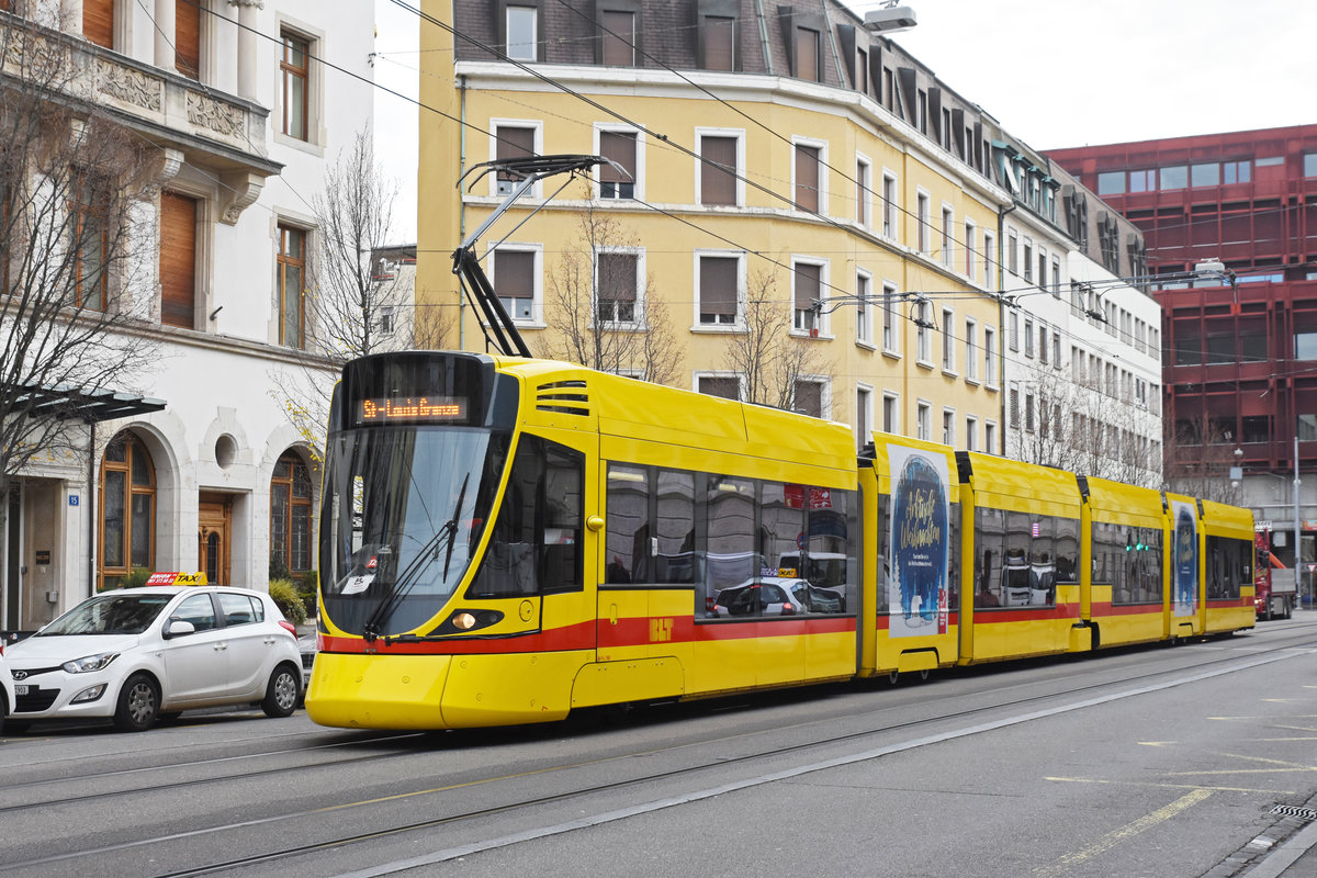 Be 6/10 Tango 180, auf der Linie 11, fährt zur Haltestelle am Bahnhof SBB. Die Aufnahme stammt vom 05.12.2018.