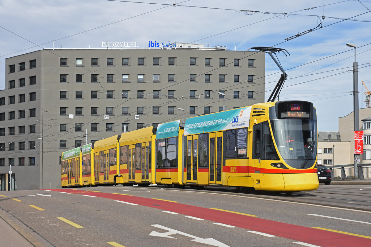 Be 6/10 Tango 180, auf der Linie 11, überquert die Münchensteinerbrücke. Die Aufnahme stammt vom 08.03.2020.