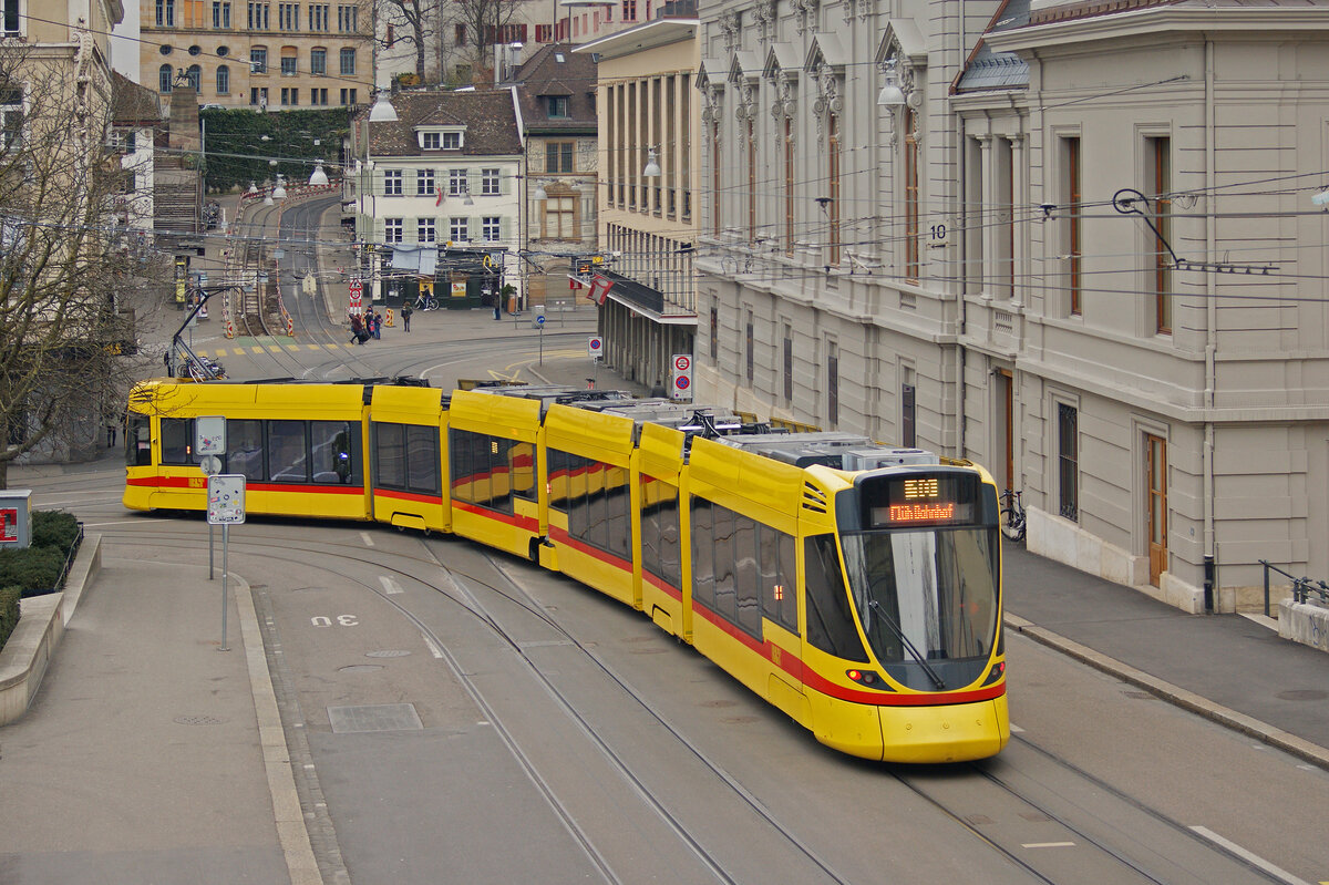 Be 6/10 Tango 180, auf der Linie 10, fährt den Steinenberg hinunter zur Haltestelle Theater. Die Aufnahme stammt vom 20.03.2021.