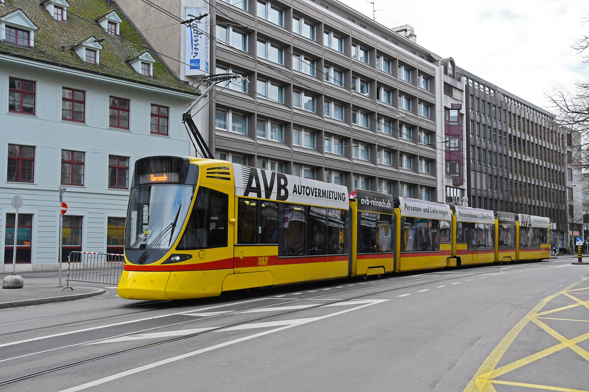 Be 6/10 Tango 180, auf der Linie 10, fährt am 19.02.2024 zur Haltestelle Theater.