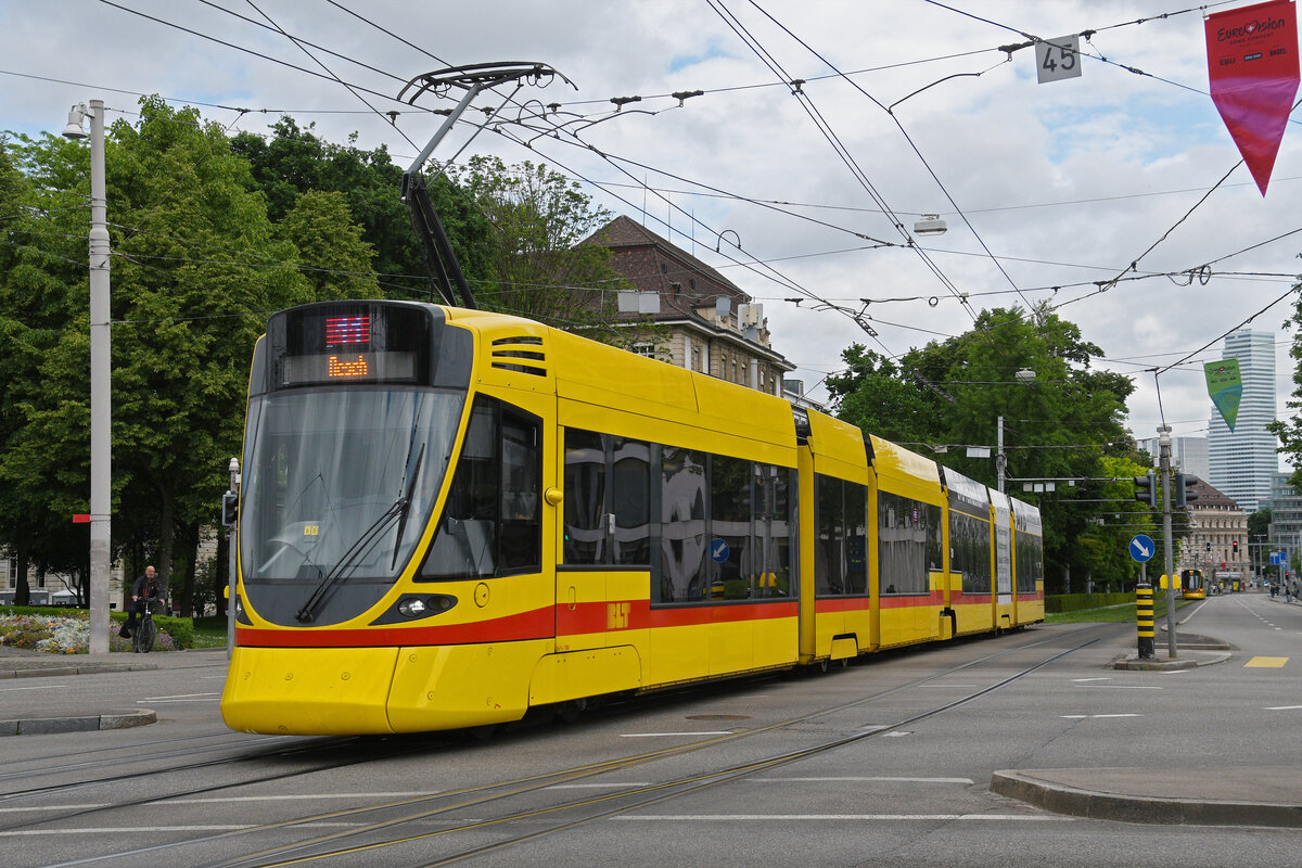 Be 6/10 Tango 180, auf der Linie 11, fährt am 12.05.2025 zur Haltestelle am Bahnhof SBB. Aufnahme Basel.