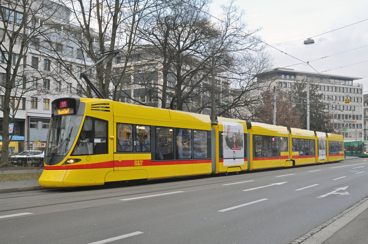 Be 6/10 Tango 180, auf der Linie 11, bedient die Haltestelle am Aeschenplatz. Die Aufnahme stammt vom 13.12.2016.