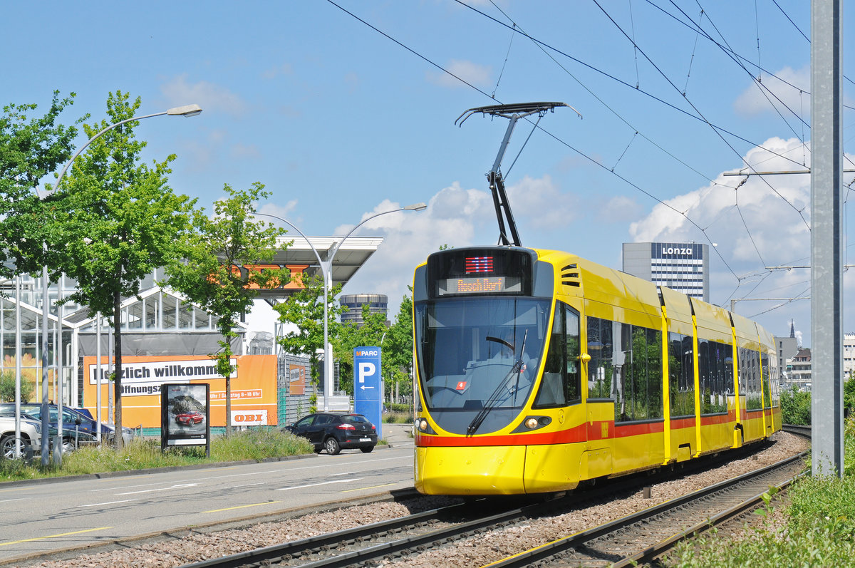 Be 6/10 Tango 181, auf der Linie 11, fährt zur Haltestelle M-Parc. Die Aufnahme stammt vom 10.06.2017.