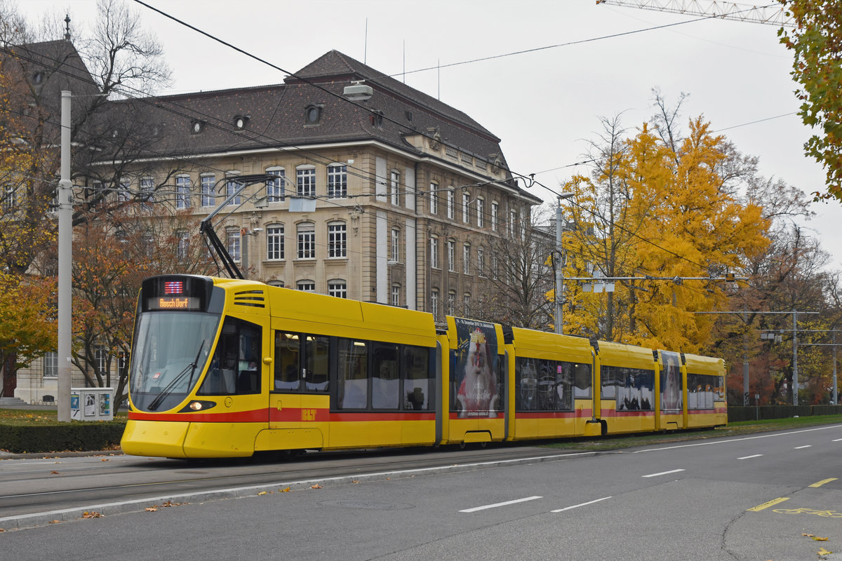 Be 6/10 Tango 181, auf der Linie 11, fährt zur Haltestelle am Bahnhof SBB. Die Aufnahme stammt vom 17.11.2018.