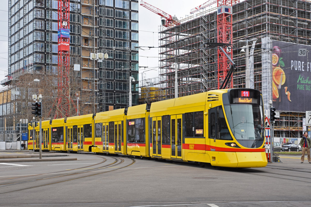Be 6/10 Tango 181, auf der Linie 11, fährt zur Haltestelle am Bahnhof SBB. Die Aufnahme stammt vom 10.02.2019.