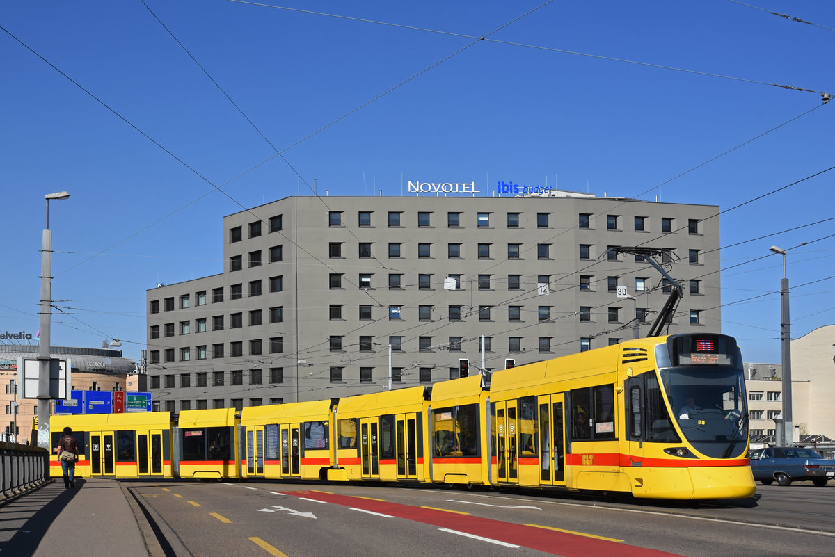 Be 6/10 Tango 181, auf der Linie 11, überquert die Münchensteinerbrücke. Die Aufnahme stammt vom 23.03.2019.