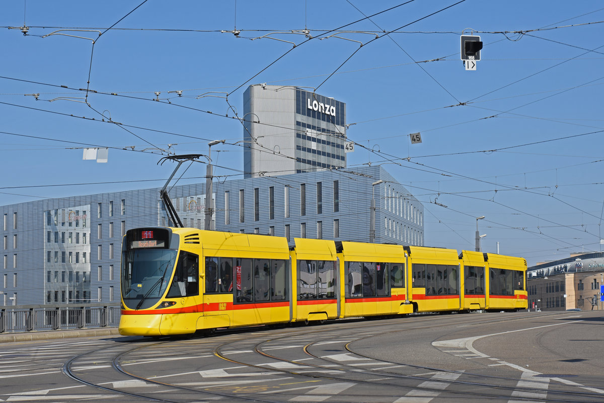 Be 6/10 Tango 181, auf der Linie 11, überquert die Münchensteinerbrücke. Die Aufnahme stammt vom 03.04.2020.