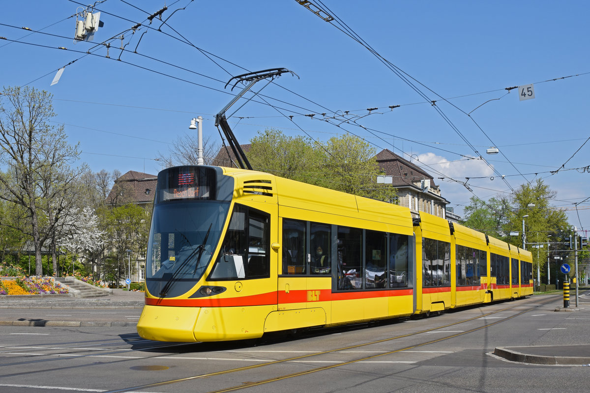 Be 6/10 Tango 181, auf der Linie 11, fährt zur Haltestelle am Bahnhof SBB. Die Aufnahme stammt vom 09.04.2020.