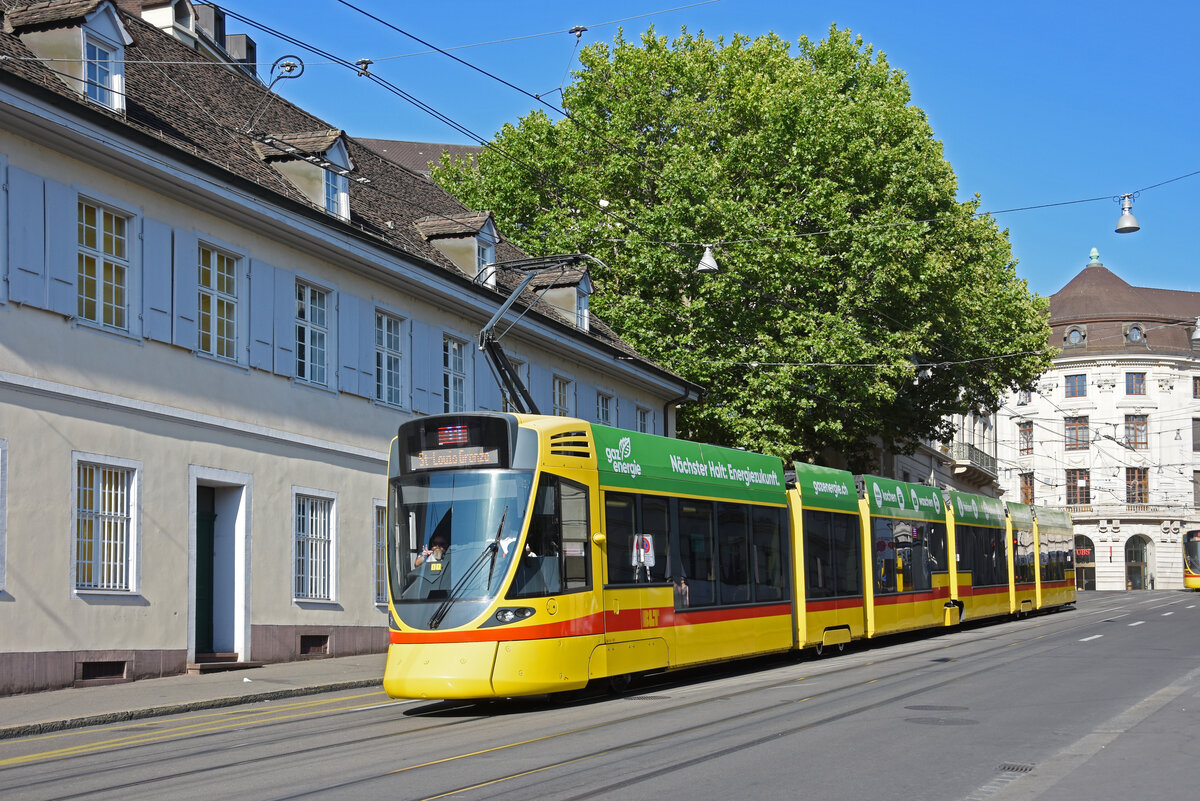 Be 6/10 Tango 181, auf der Linie 11, fährt den Steinenberg hinunter zur Haltestelle Barfüsserplatz. Die Aufnahme stammt vom 17.07.2022.