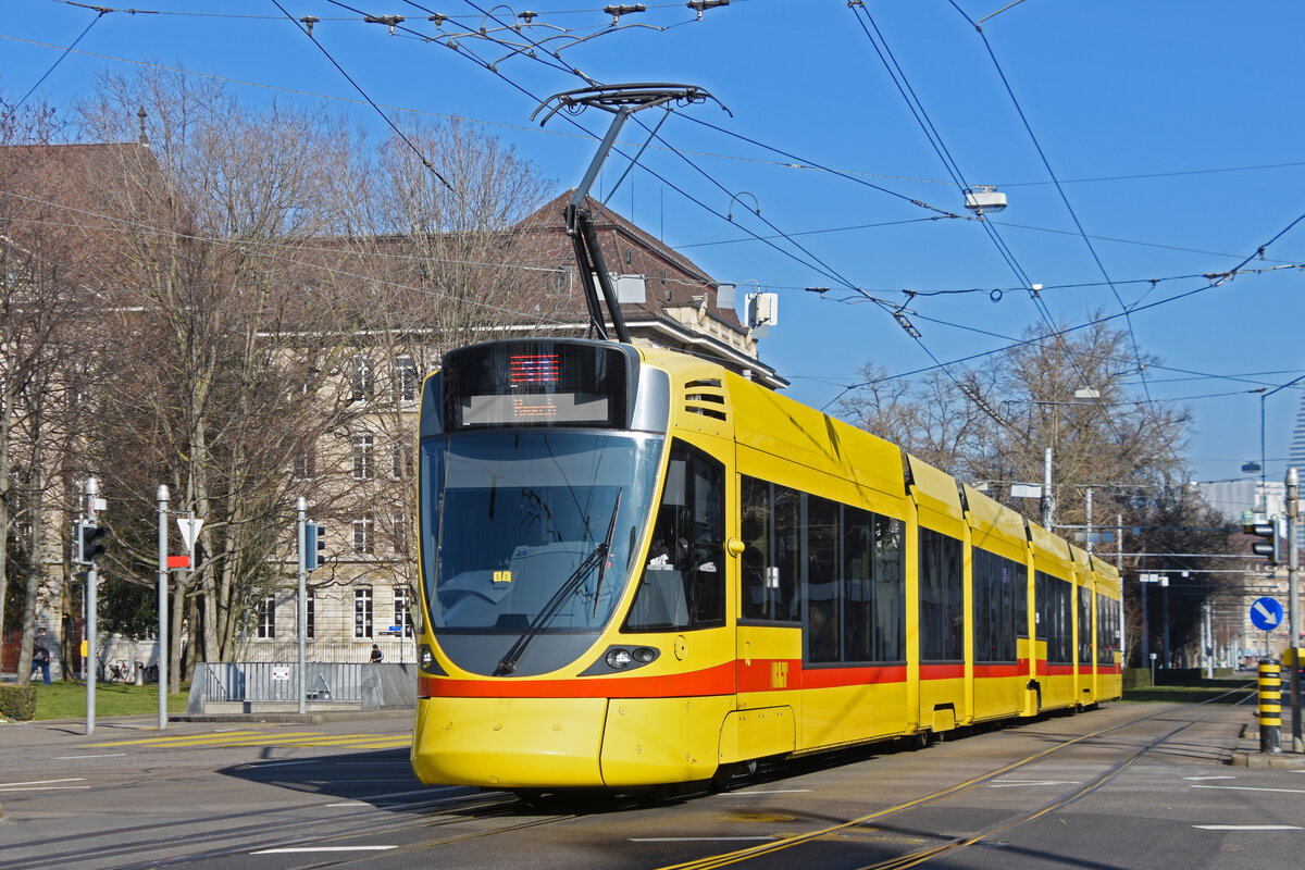 Be 6/10 Tango 181, auf der Linie 11, fährt am 14.02.2023 zur Haltestelle beim Bahnhof SBB.