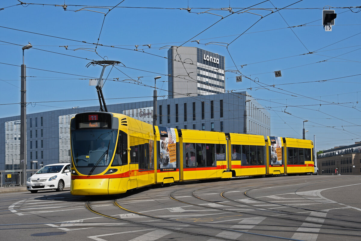 Be 6/10 Tango 181, auf der Linie 11, fährt am 14.06.2023 bei der Haltestelle Münchensteinerstrasse ein.