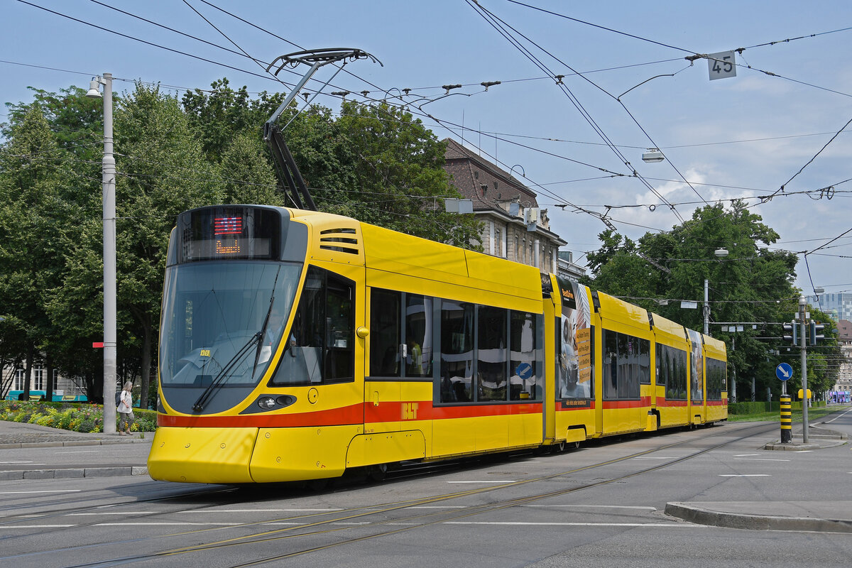 Be 6/10 Tango 181, auf der Linie 11, fährt am 10.07.2023 zur Haltestelle am Bahnhof SBB.