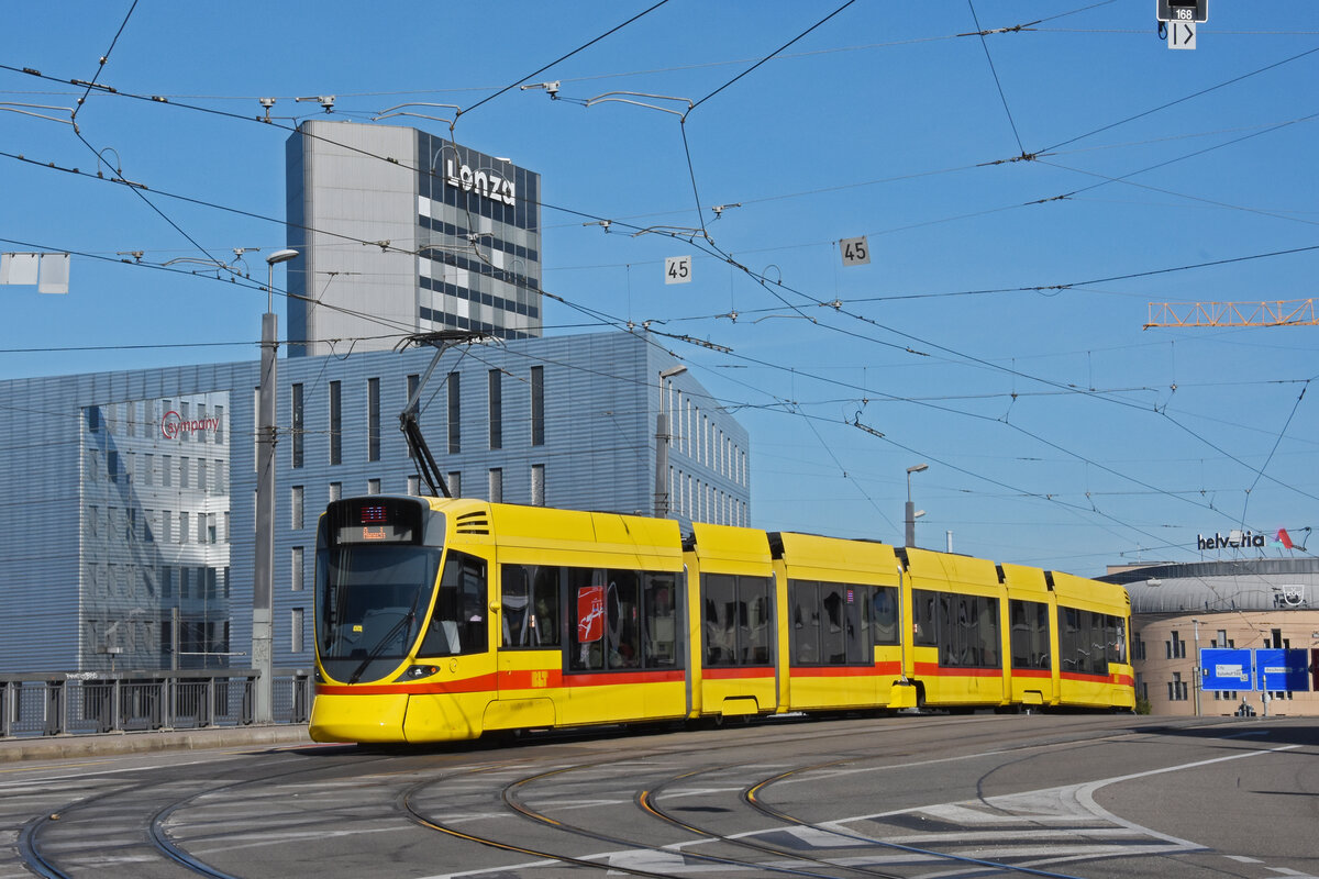 Be 6/10 Tango 181, auf der Linie 11, überquert am 20.09.2025 die Münchensteinerbrücke. Aufnahme Basel.
