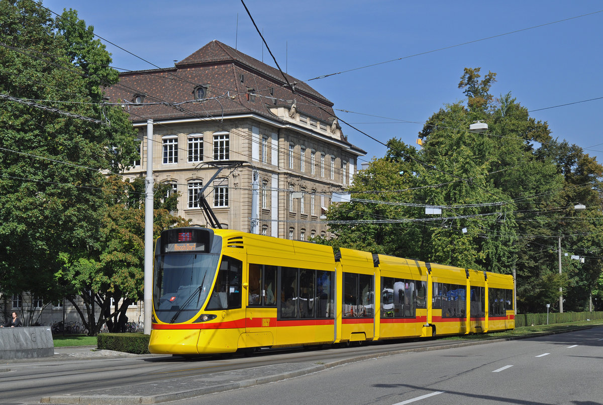 Be 6/10 Tango 181, auf der Linie 11, fährt zur Haltestelle am Bahnhof SBB. Die Aufnahme stammt vom 22.09.2016.
