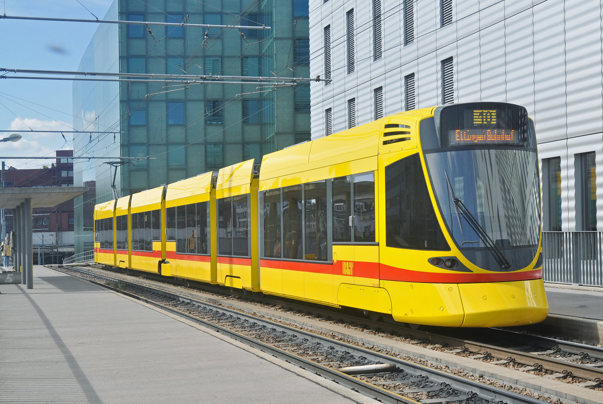 Be 6/10 Tango 182, auf der Linie 10, bedient die Haltestelle Peter Merian. Die Aufnahme stammt vom 21.08.2017.