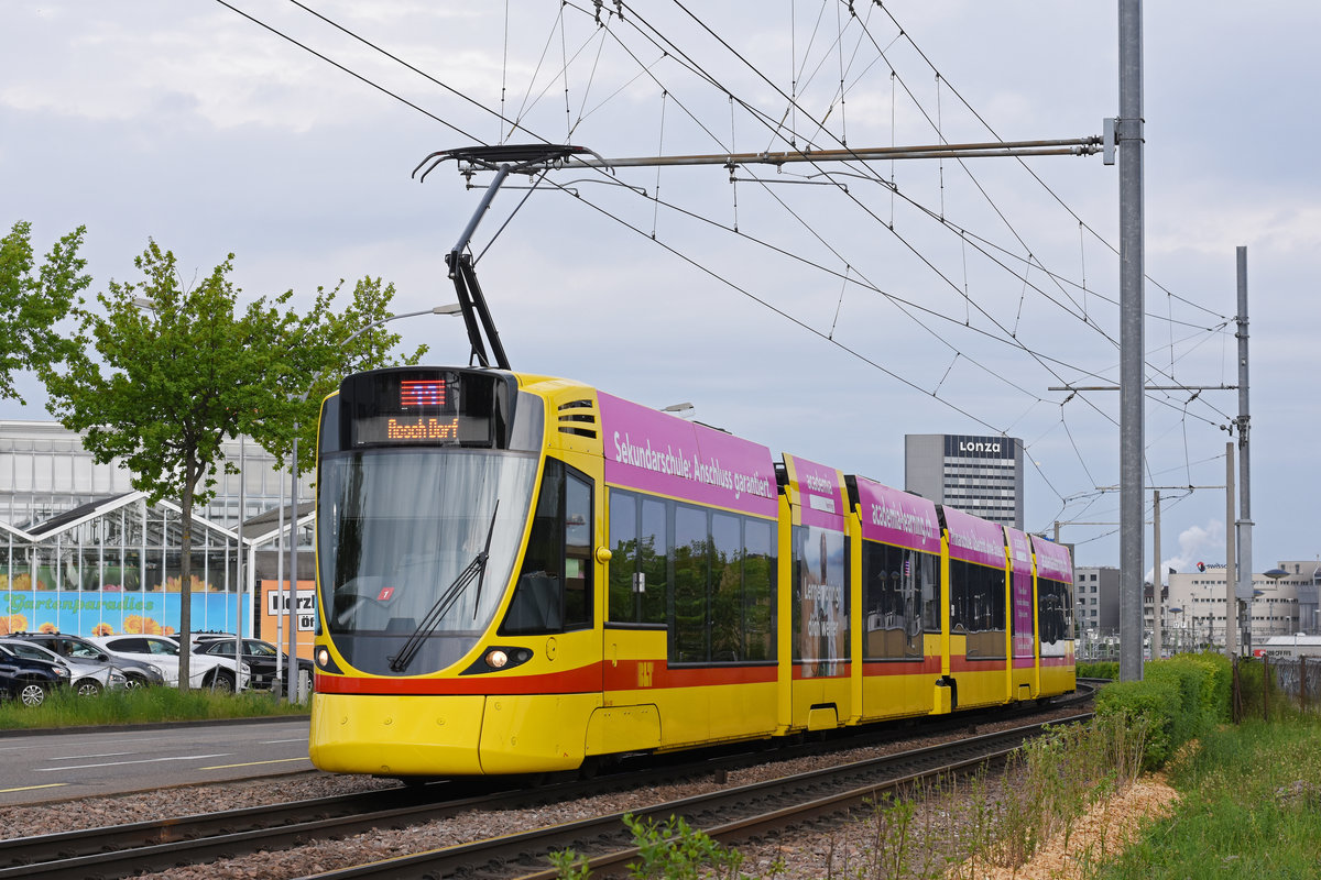 Be 6/10 Tango 182, auf der Linie 11, fährt zur Haltestelle M-Parc. Die Aufnahme stammt vom 28.04.2018.