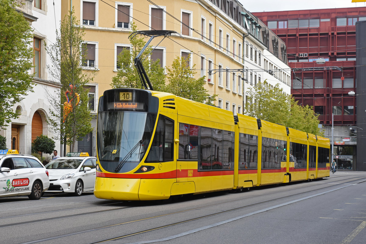 Be 6/10 Tango 182, auf der Linie 10, fährt zur Haltestelle am Bahnhof SBB. Die Aufnahme stammt vom 18.08.2018.