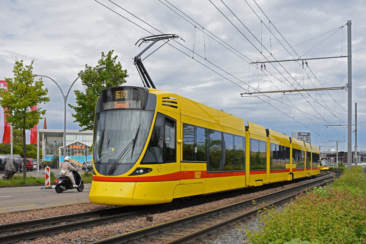 Be 6/10 Tango 182, auf der Linie 10, fährt am 29.04.2024 zur Haltestelle M-Parc.