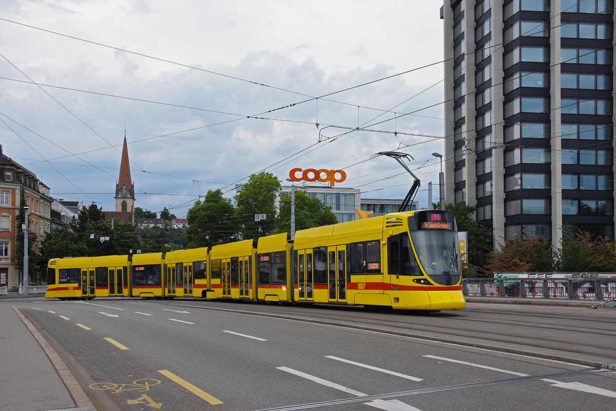 Be 6/10 Tango 182, auf der Linie 11, überquert am 19.07.2025 die Münchensteinerbrücke. Aufnahme Basel.