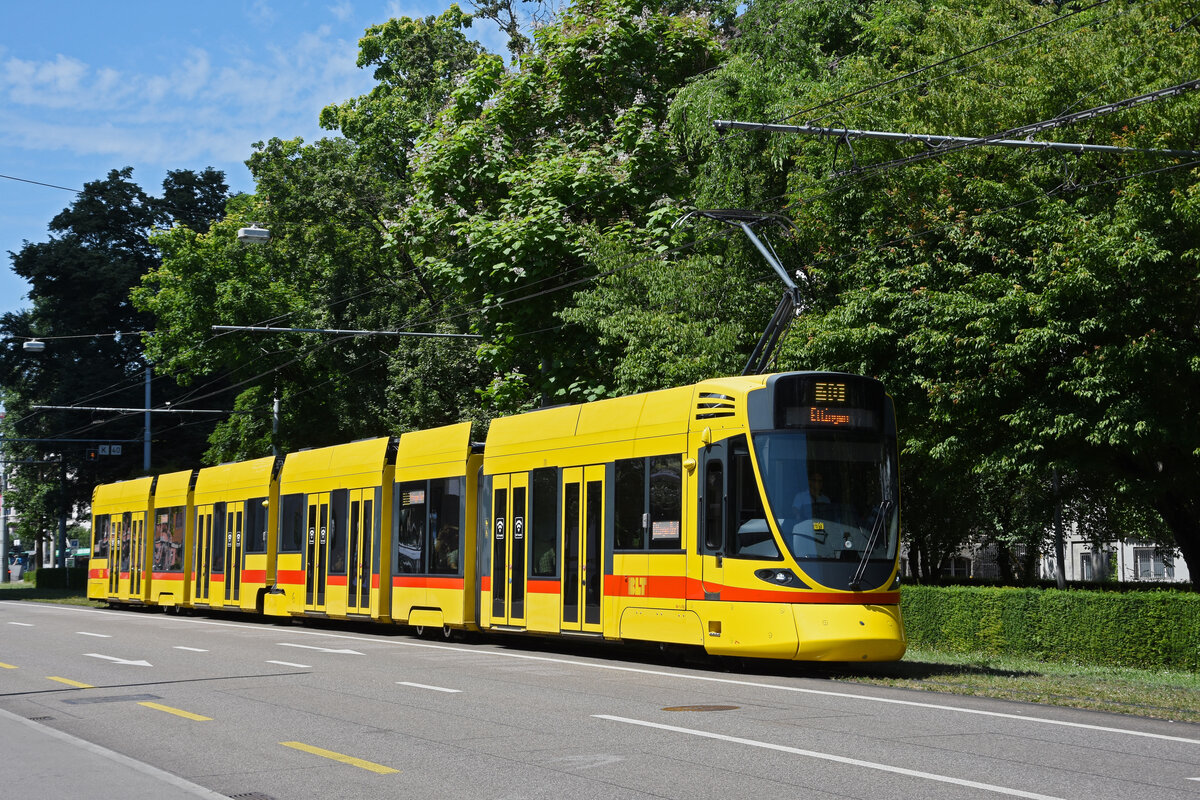 Be 6/10 Tango 182, auf der Linie 10, fährt am 21.06.2025 zur Haltestelle am Aeschenplatz. Aufnahme Basel.