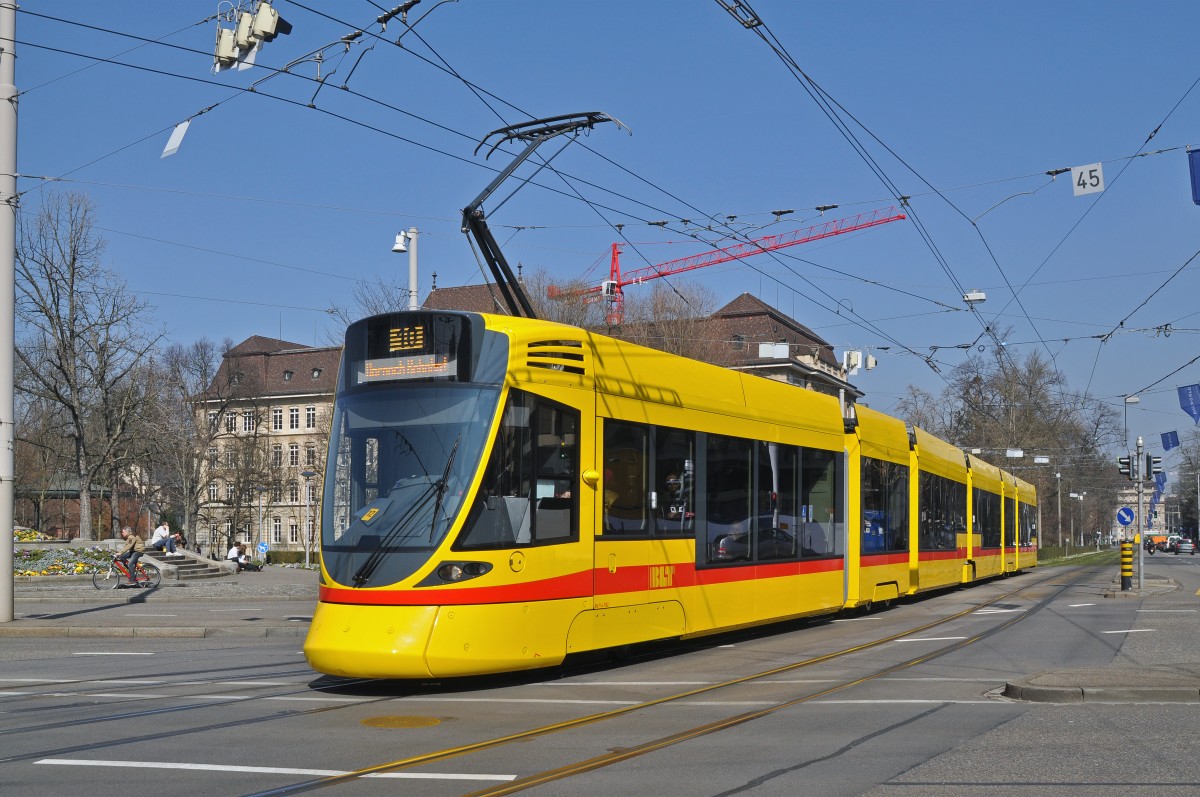 Be 6/10 Tango 182, auf der Linie 10, fährt zur Haltestelle am Bahnhof SBB. Die Aufnahme stammt vom 18.03.2016.