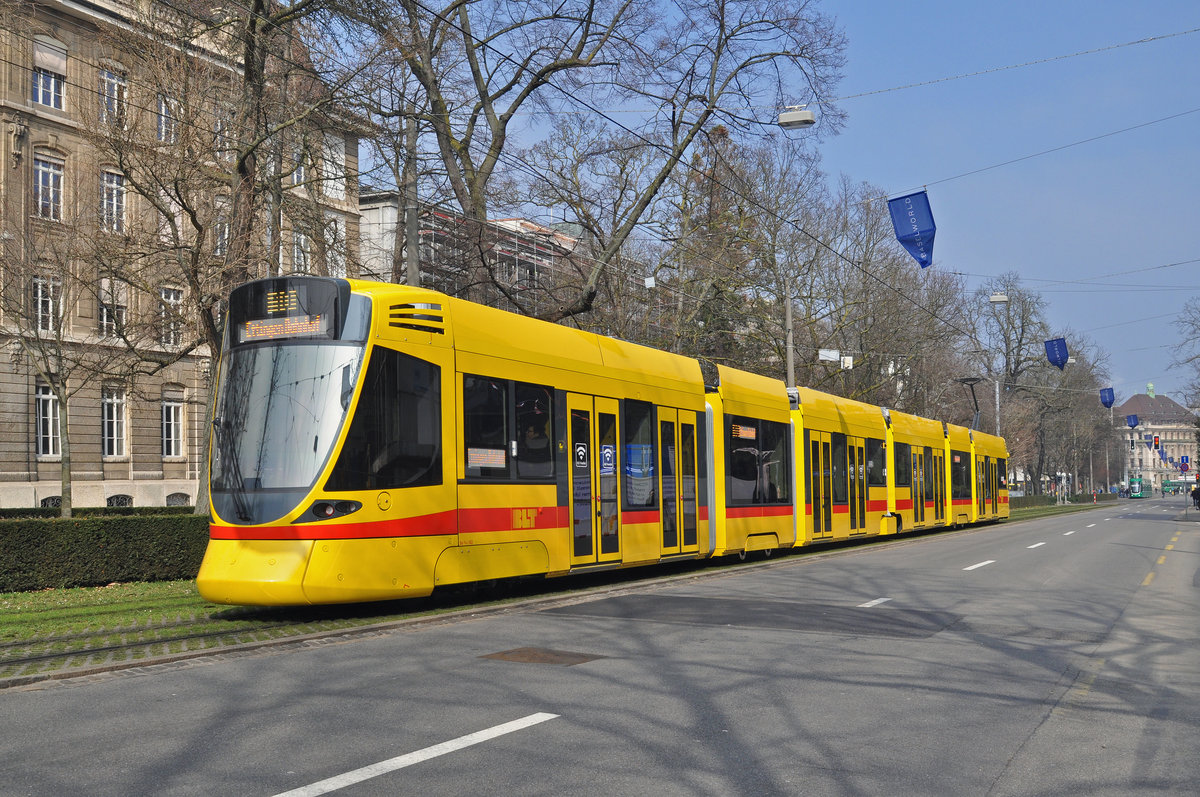 Be 6/10 Tango 182 auf der Linie 10, fährt zur Haltestelle am Aeschenplatz. Die Aufnahme stammt vom 11.03.2016.