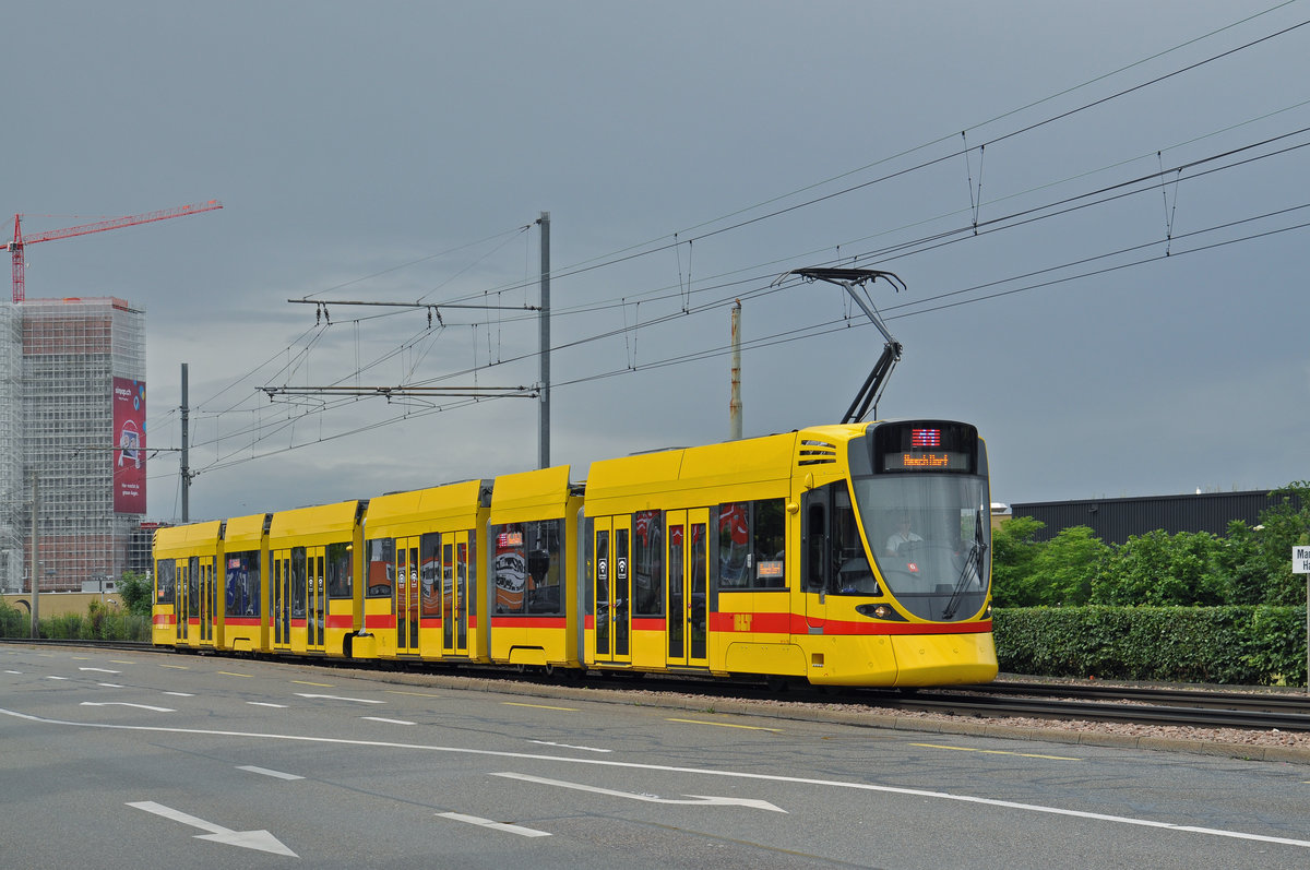 Be 6/10 Tango 182, auf der Linie 11, fährt zur Haltestelle M-Parc. Die Aufnahme stammt vom 18.06.2016.