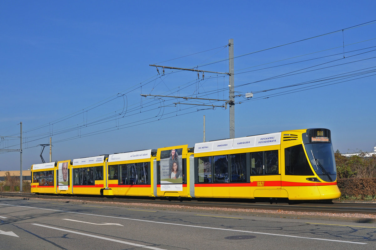 Be 6/10 Tango 182, auf der Linie 10, fährt zur Haltestelle Münchensteinerstrasse. Die Aufnahme stammt vom 30.11.2016.