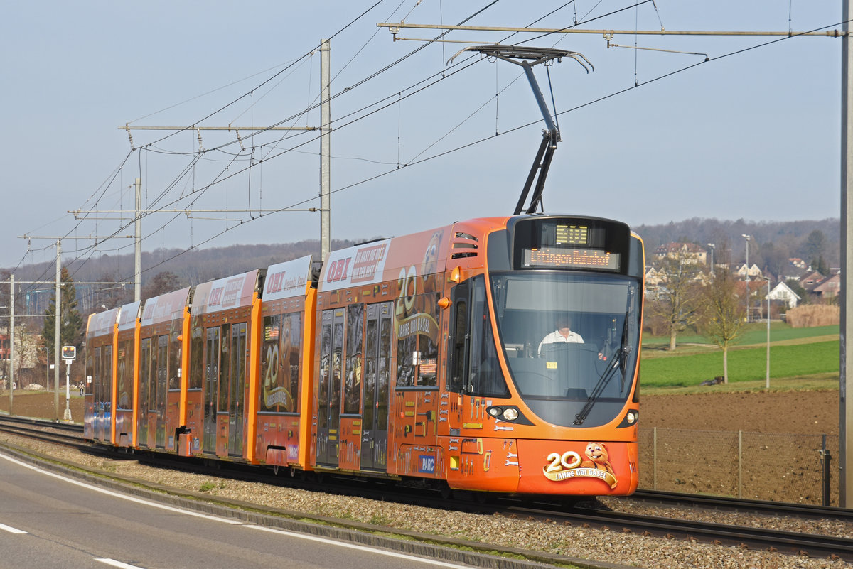 Be 6/10 Tango 182 mit einer Werbung für 20 Jahre OBI in Basel, auf der Linie 10, fährt zur Haltestelle Ettingen. Die Aufnahme stammt vom 27.12.2018.