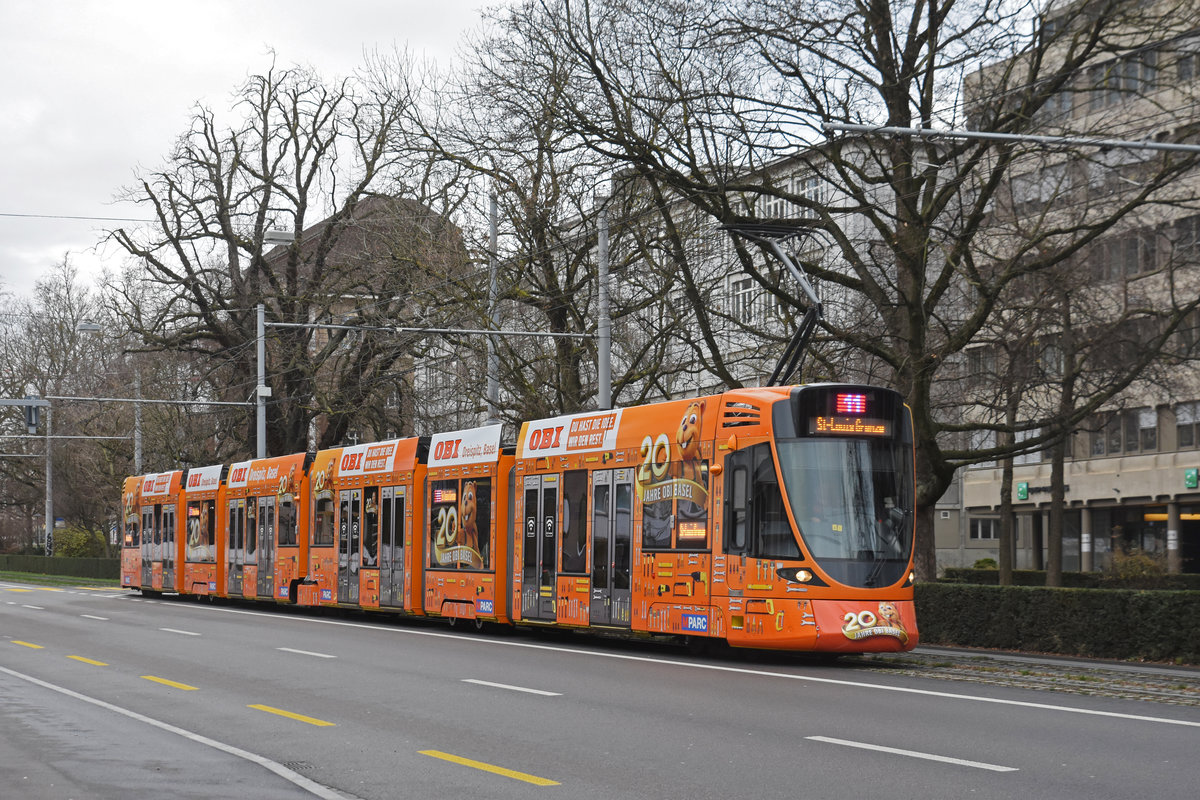 Be 6/10 Tango 182 mit einer Werbung für 20 Jahre OBI in Basel, auf der Linie 11, fährt zur Haltestelle Aeschenplatz. Die Aufnahme stammt vom 02.01.2019.