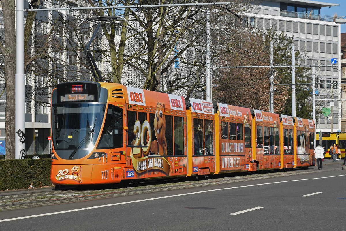 Be 6/10 Tango 182 mit der Werbung für 20 Jahre OBI in Basel, auf der Linie 11, fährt zur Haltestelle beim Bahnhof SBB. Die Aufnahme stammt vom 14.02.2019.
