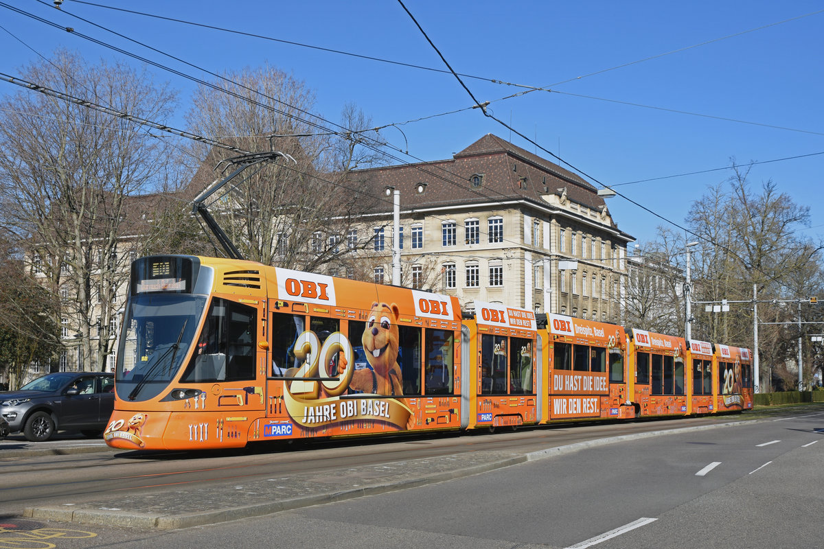 Be 6/10 Tango 182 mit der Werbung für 20 Jahre OBI in Basel, auf der Linie 10, fährt zur Haltestelle beim Bahnhof SBB. Die Aufnahme stammt vom 16.02.2019.