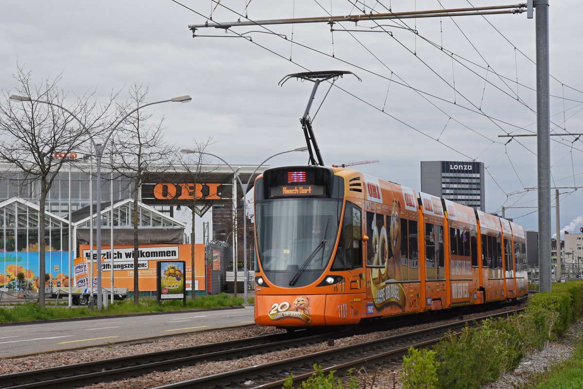 Be 6/10 Tango 182 mit der Werbung für 20 Jahre OBI in Basel, auf der Linie 11, fährt am Jubilierenden Geschäft vorbei zur Haltestelle M-Parc. Die Aufnahme stammt vom 07.04.2019.