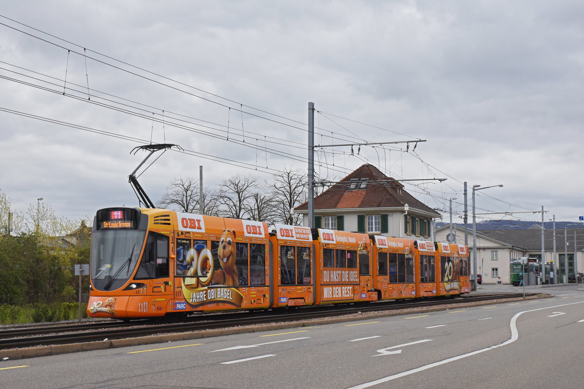 Be 6/10 Tango 182 mit der Werbung für 20 Jahre OBI in Basel, auf der Linie 11, fährt zur Haltestelle Münchensteinerstrasse. Die Aufnahme stammt vom 07.04.2019.