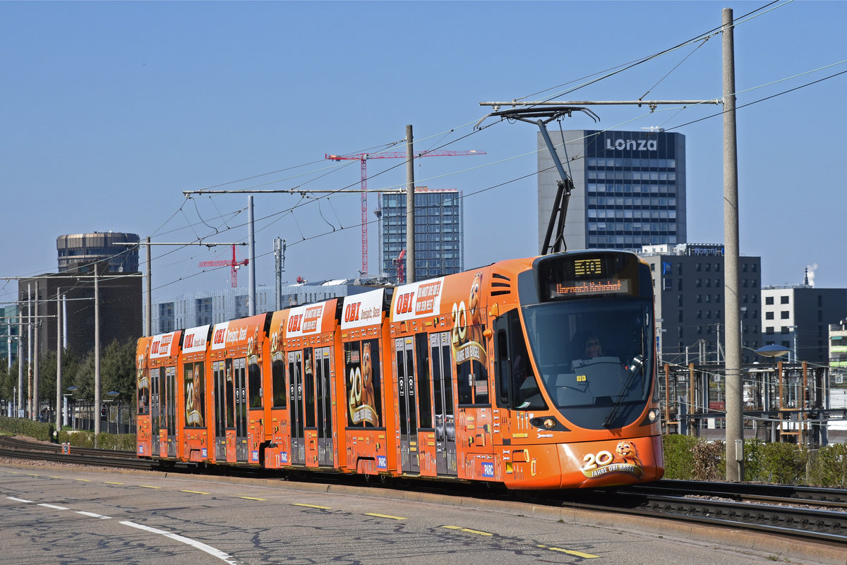 Be 6/10 Tango 182 mit der Werbung für 20 Jahre OBI in Basel, auf der Linie 10, fährt zur Haltestelle M-Parc. Die Aufnahme stammt vom 29.03.2019.