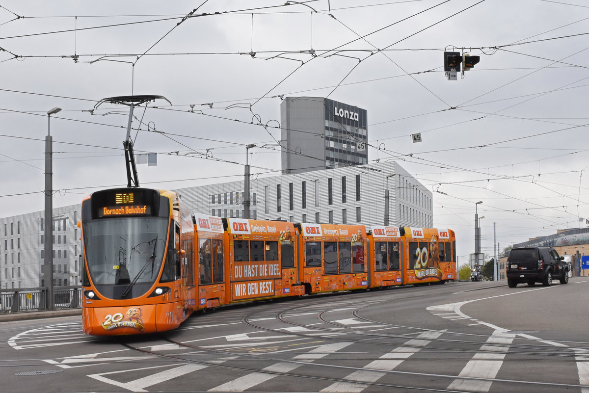 Be 6/10 Tango 182 mit der Werbung für 20 Jahre OBI in Basel, auf der Linie 10, überquert die Münchensteinerbrücke. Die Aufnahme stammt vom 05.04.2019.