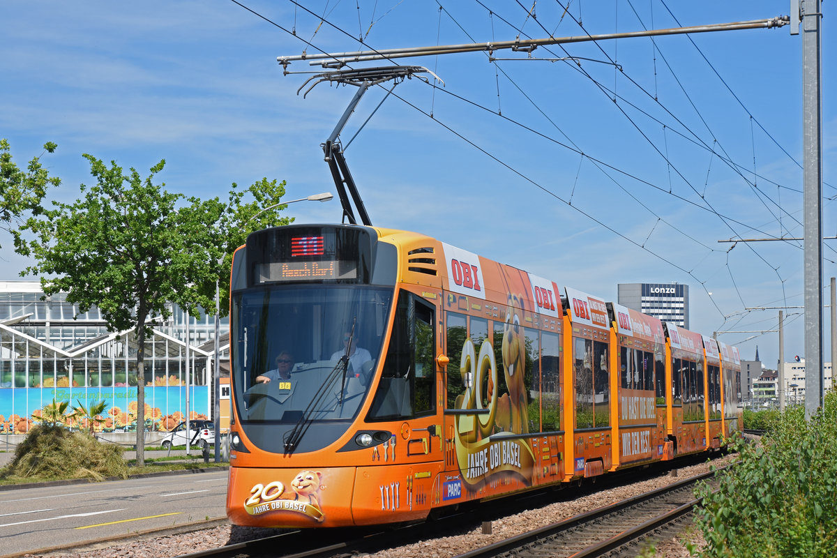 Be 6/10 Tango 182 mit der Werbung für 20 Jahre OBI in Basel, auf der Linie 11, fährt zur Haltestelle M-Parc. Die Aufnahme stammt vom 24.06.2019.