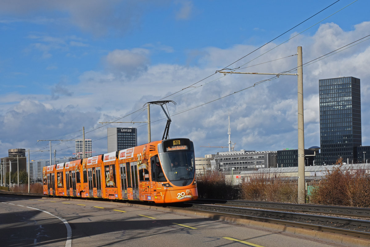 Be 6/10 Tango 182 mit der Werbung für 20 Jahre OBI in Basel, auf der Linie 10, fährt zur Haltestelle M-Parc. Die Aufnahme stammt vom 28.01.2020.